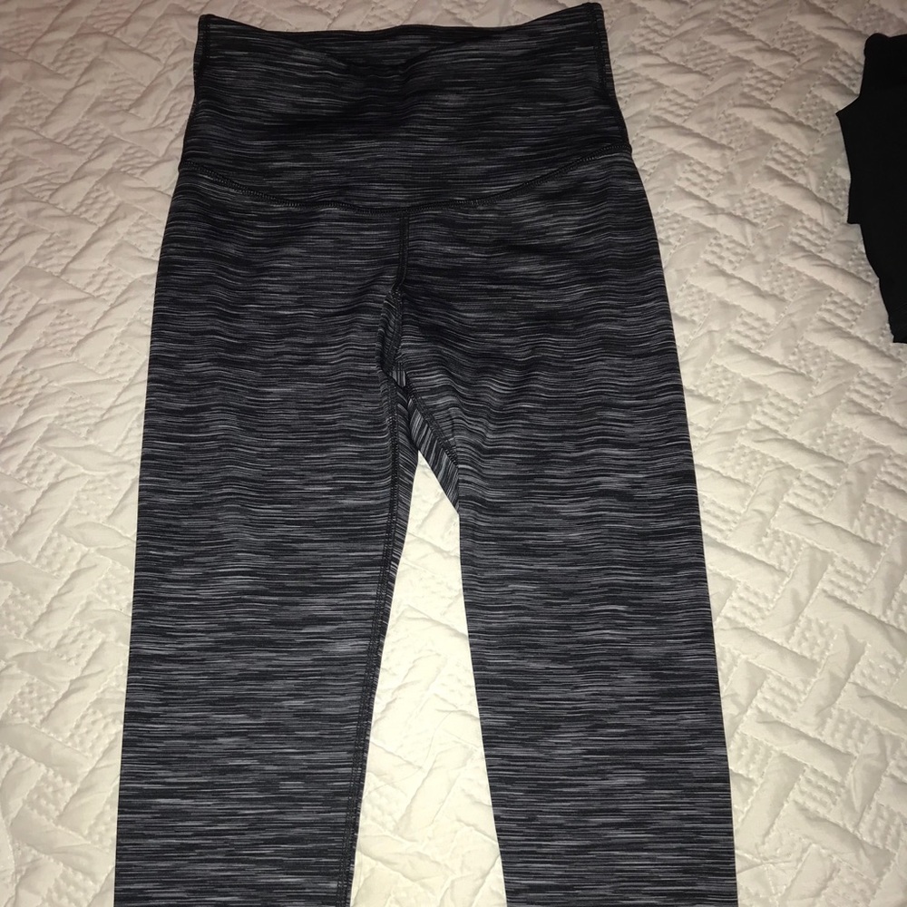 Leggings w/a subtle black, white, and gray pattern